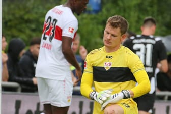 Alexander Nübel: In seinem ersten Spiel für den VfB Stuttgart musste er gleich fünfmal hinter sich greifen.