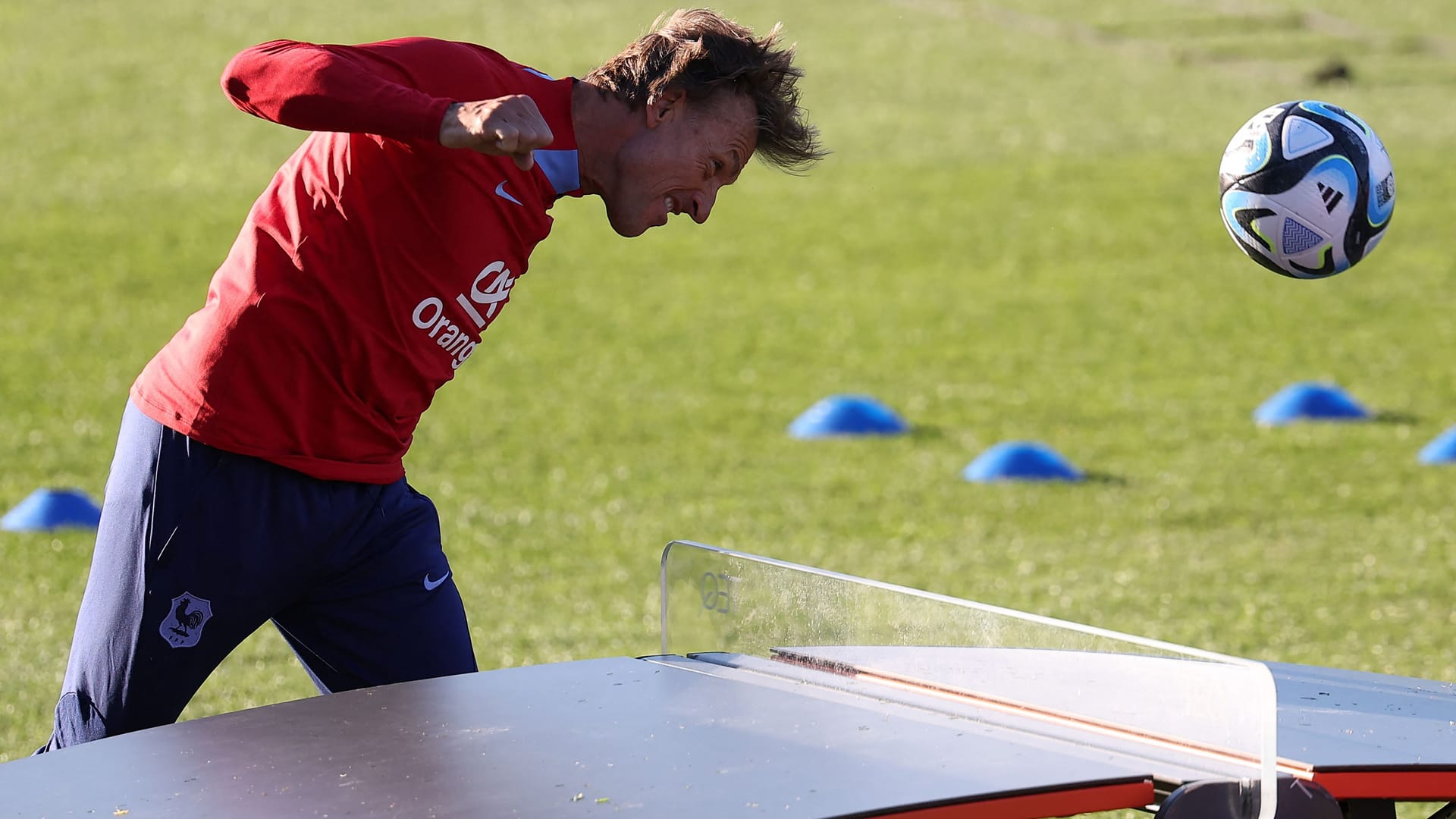 Renard lässt im Training auch schon mal Teqball, also Tischtennis-Fußball, spielen.