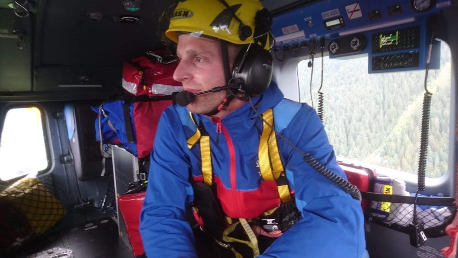 Einsatzleiter Alexander Stern der Bergwacht Rottach-Egern im Helikopter (Archivbild): Nicht alle Menschen kann sein Team retten.