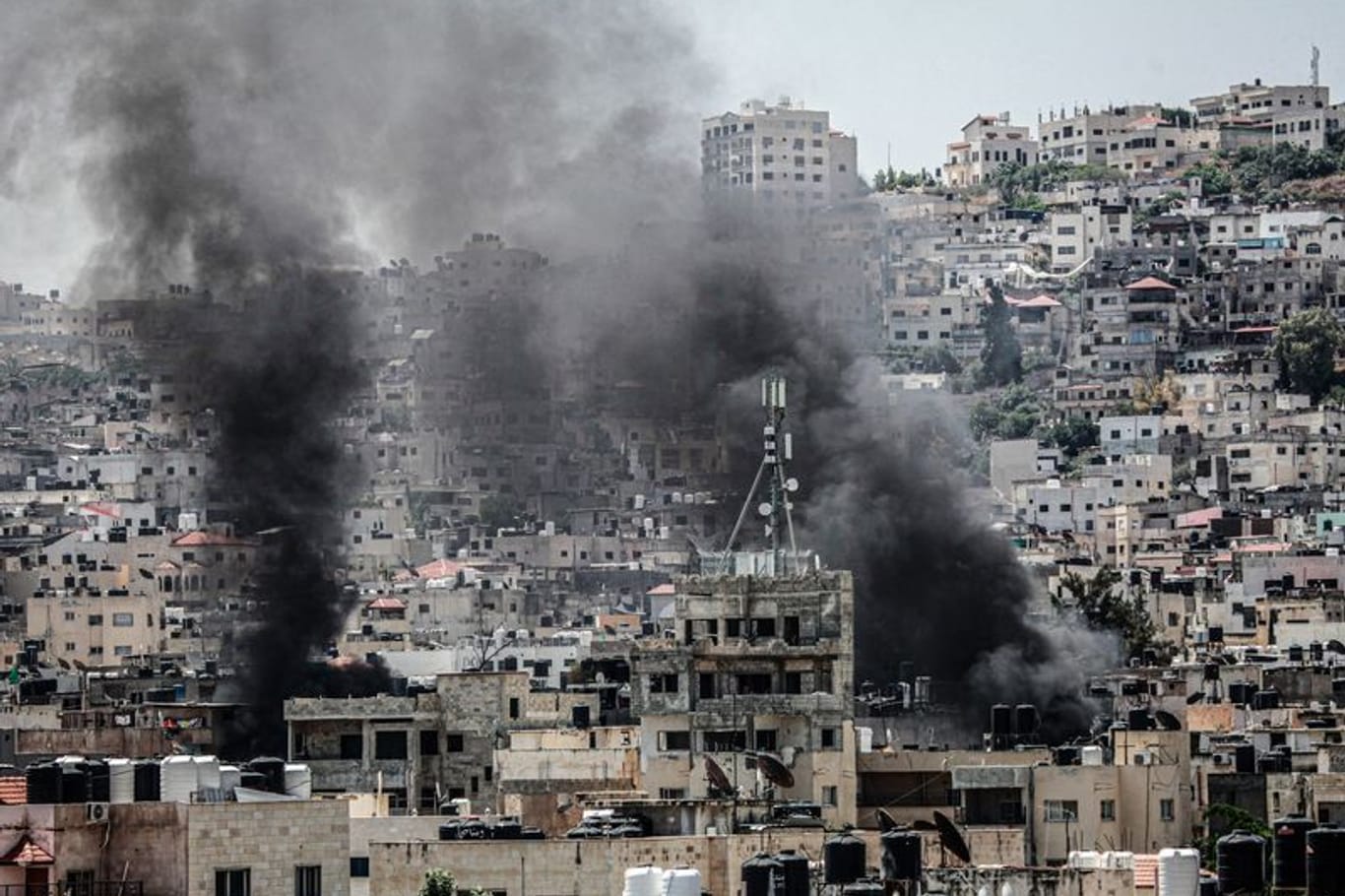 Rauch über dem Flüchtlingslager in Dschenin: Die Militäroffensive im Westjordanland hält an.