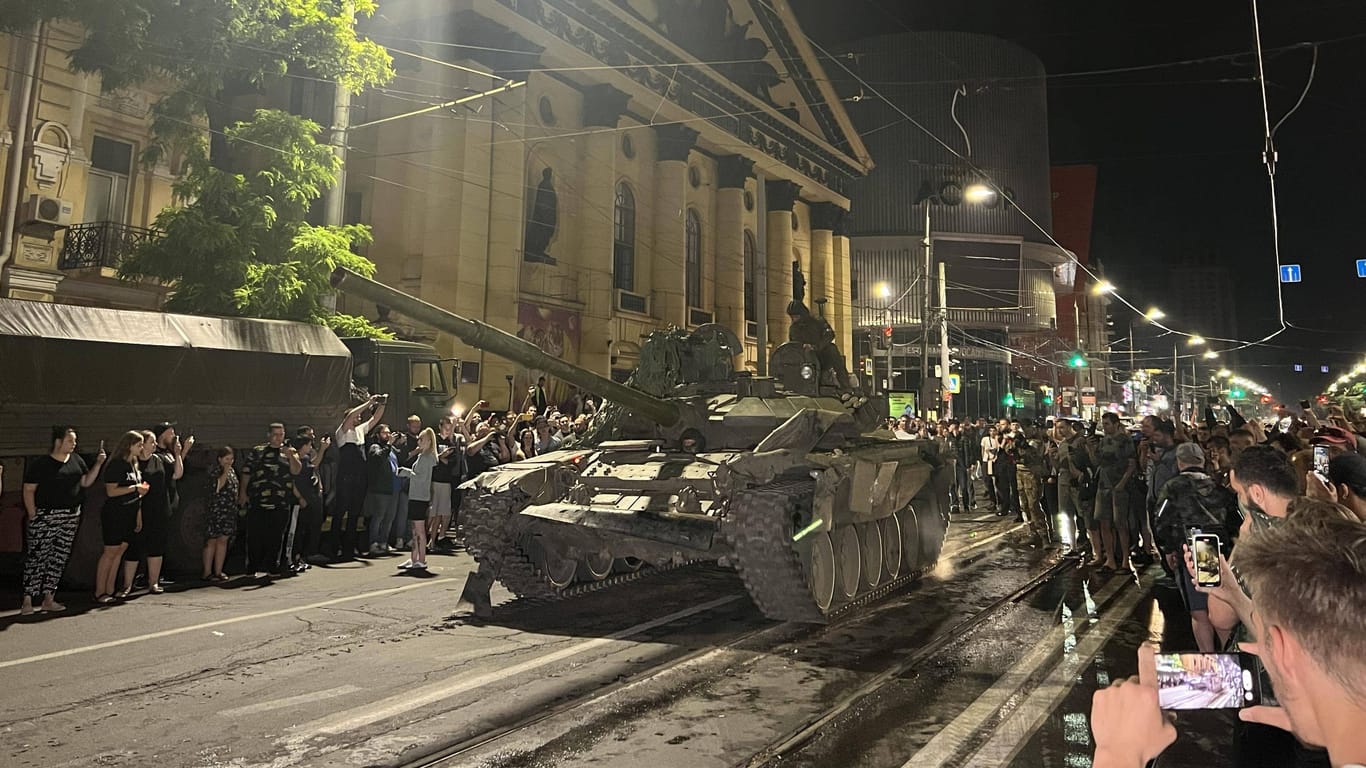 Ein Panzer der Wagner-Gruppe fährt am Tag des Aufstands durch Rostow-am-Don, Passanten winken und filmen: Der abgebrochene Aufstand scheint Prigoschins Ruf in Russland nicht stark geschadet zu haben.