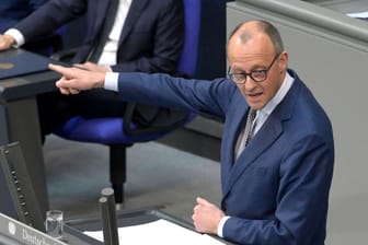 Friedrich Merz (CDU) spricht im Bundestag, Olaf Scholz (SPD) hört zu (Archivbild): Bisher blockieren die Ampel-Parteien einen Untersuchungsausschuss zur Rolle des Kanzlers im Cum-Ex-Skandal.