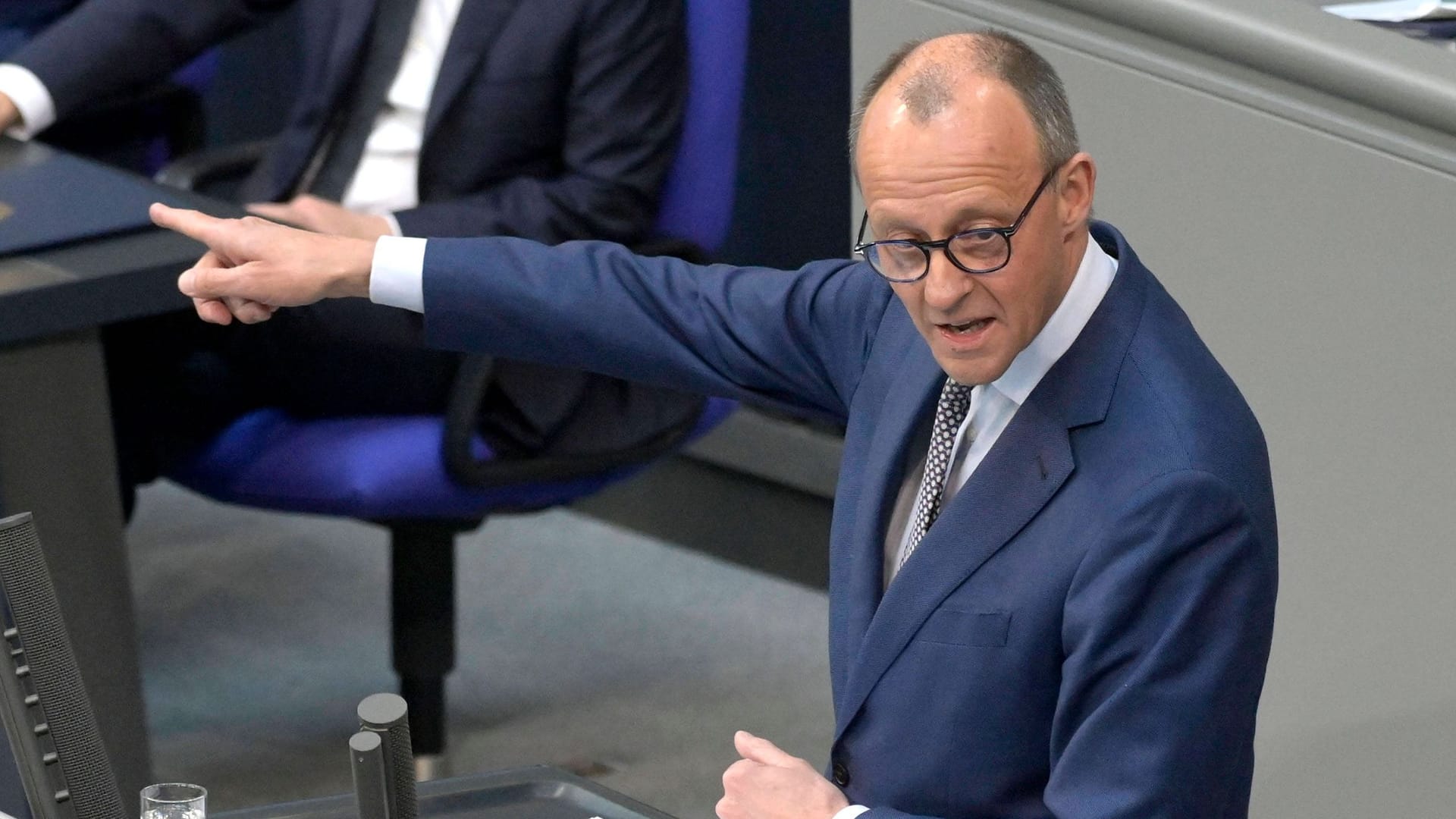 Friedrich Merz (CDU) spricht im Bundestag, Olaf Scholz (SPD) hört zu (Archivbild): Bisher blockieren die Ampel-Parteien einen Untersuchungsausschuss zur Rolle des Kanzlers im Cum-Ex-Skandal.