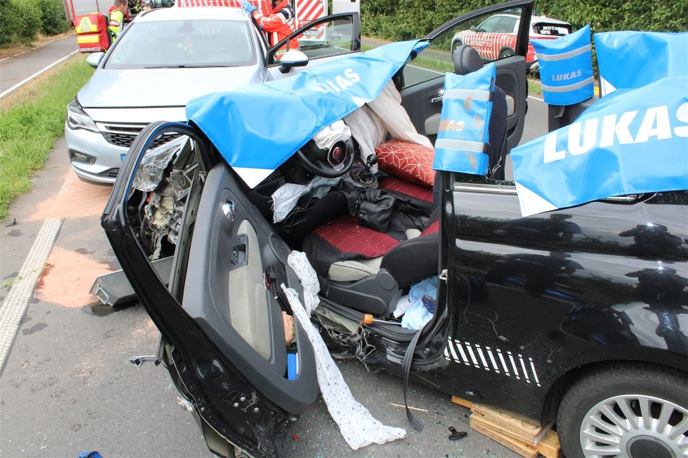 Crash in Düren: Dieses Foto von der Unfallstelle veröffentlichte die Polizei.