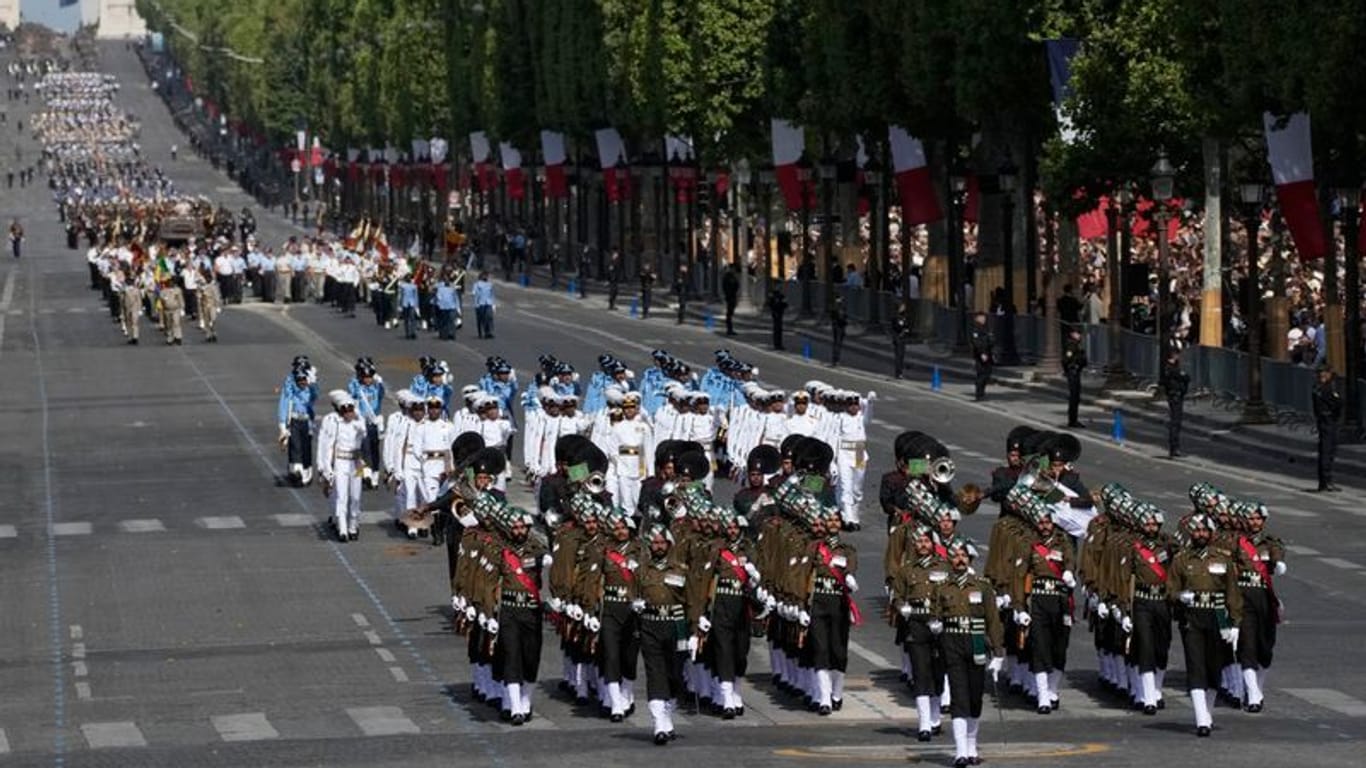 Indische Soldaten marschieren auf der Avenue des Champs-Elysees während der Parade zum Tag der Bastille: 240 indische Soldaten waren eingeladen.