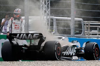 Aus in Runde 14: Nico Hülkenberg steht neben seinem defekten Haas.