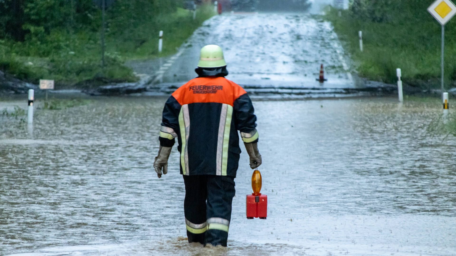 Besonders Starkregen verursachte in Bayern enorme Schäden (Archivbild): Die Auswirkungen spüren nicht nur die betroffenen Bürger, sondern auch Versicherungsunternehmen.