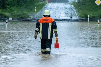 Besonders Starkregen verursachte in Bayern enorme Schäden (Archivbild): Die Auswirkungen spüren nicht nur die betroffenen Bürger, sondern auch Versicherungsunternehmen.