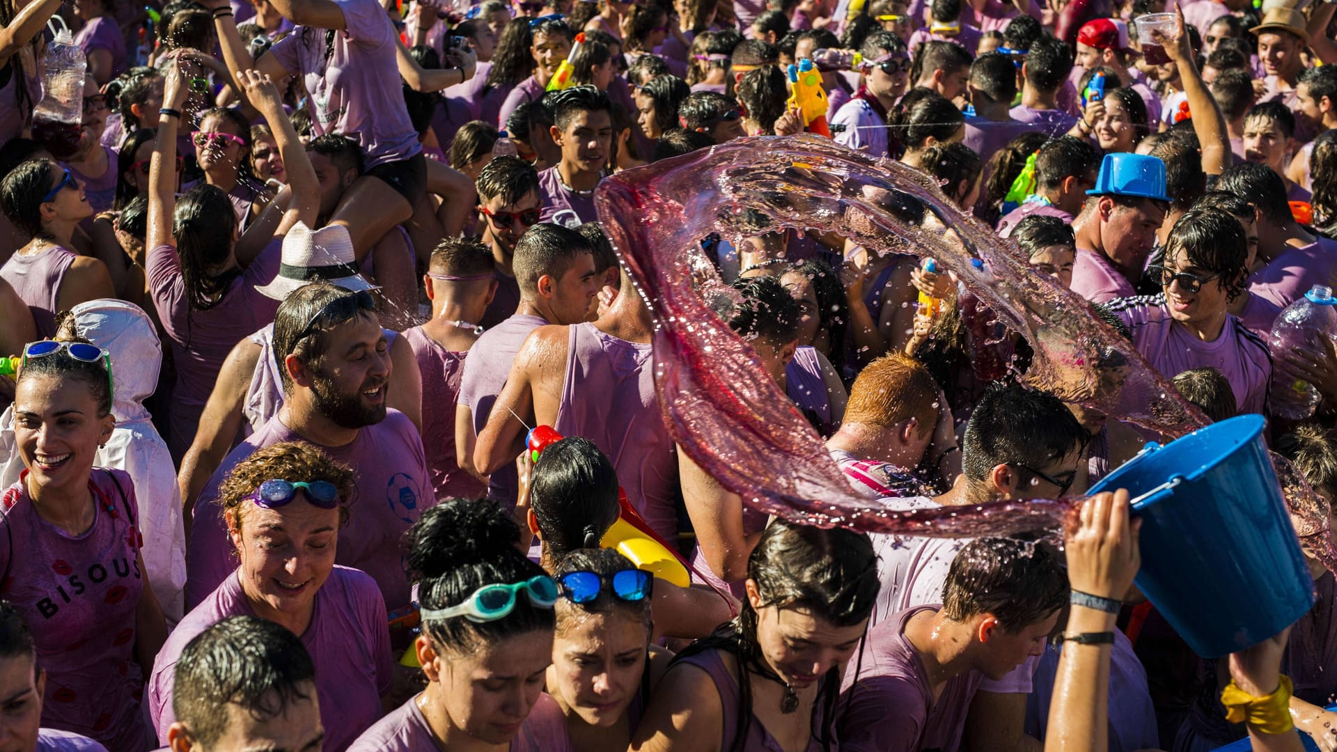 Ein Eimer Wein wird über einer Menschenmasse ausgekippt: Die Schlacht des Weines ist der Höhepunkt des jährlichen Weinfestivals in Haro.