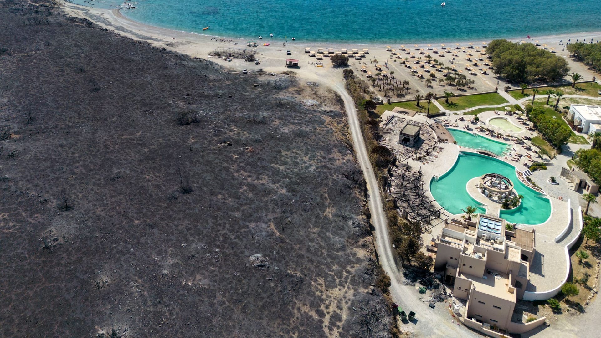 Im Ort Kiotari ist das Feuer in den vergangenen Tagen bis an die Hotels am Strand vorgedrungen.