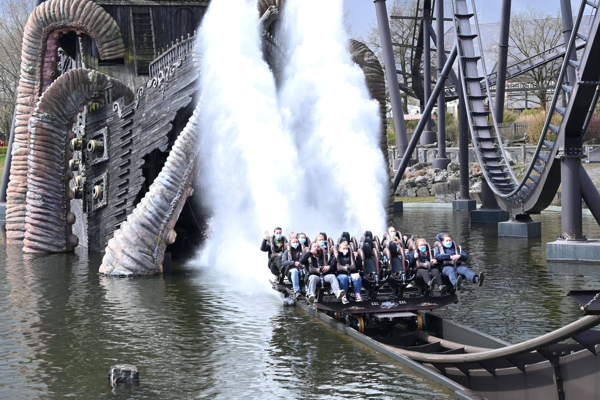 Die Achterbahn "Krake" im Heide Park Soltau (Archivbild): Der Freizeitpark steht in der Kritik.