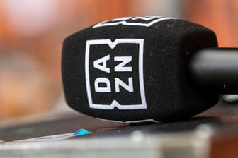 Ein Mikrofon von DAZN liegt auf einem Tisch: Der Streaming-Anbieter sorgte bereits 2022 für großen Ärger.