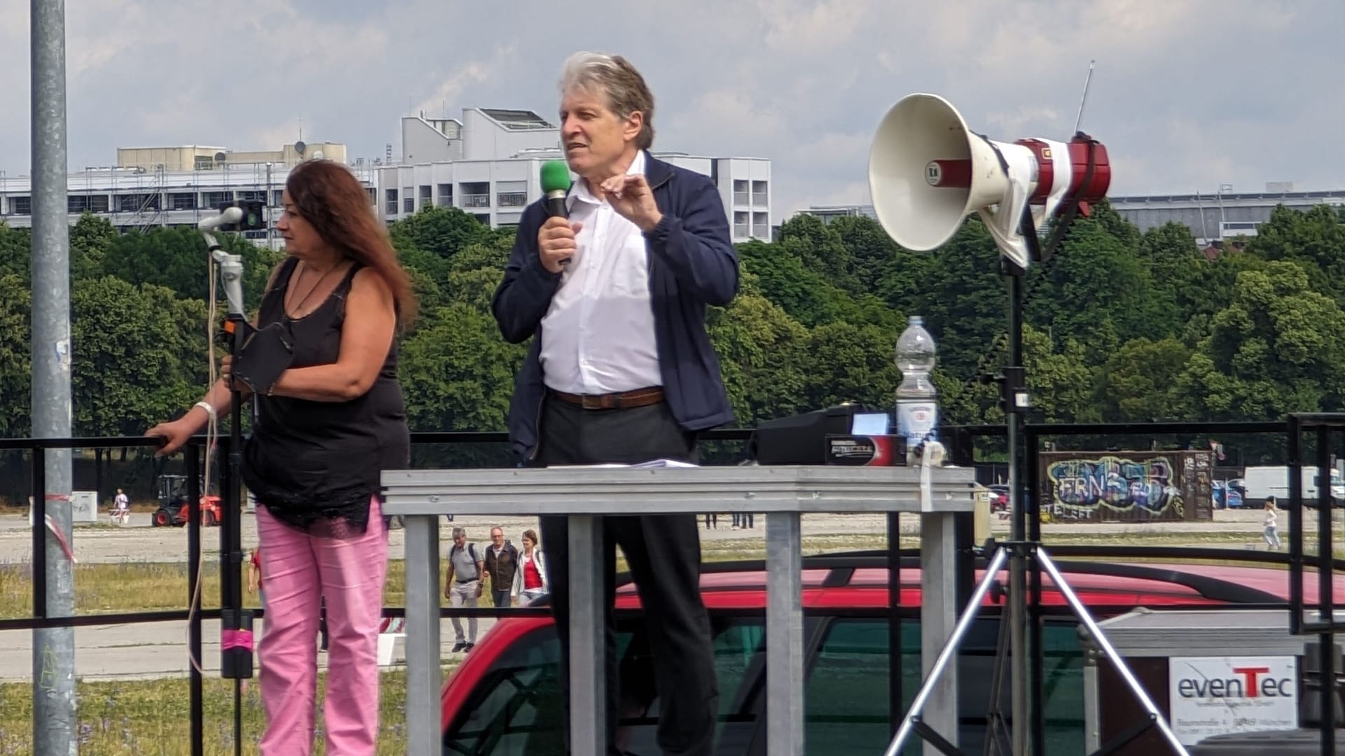 Martin Wimmer redet auf der Kundgebung auf der Theresienwiese.