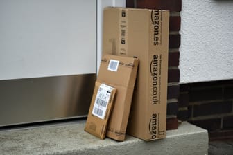 Amazon-Päckchen stehen vor einer Haustür (Archivbild): Der Online-Versandhändler erwartet durch den Streik keine Einschränkungen.