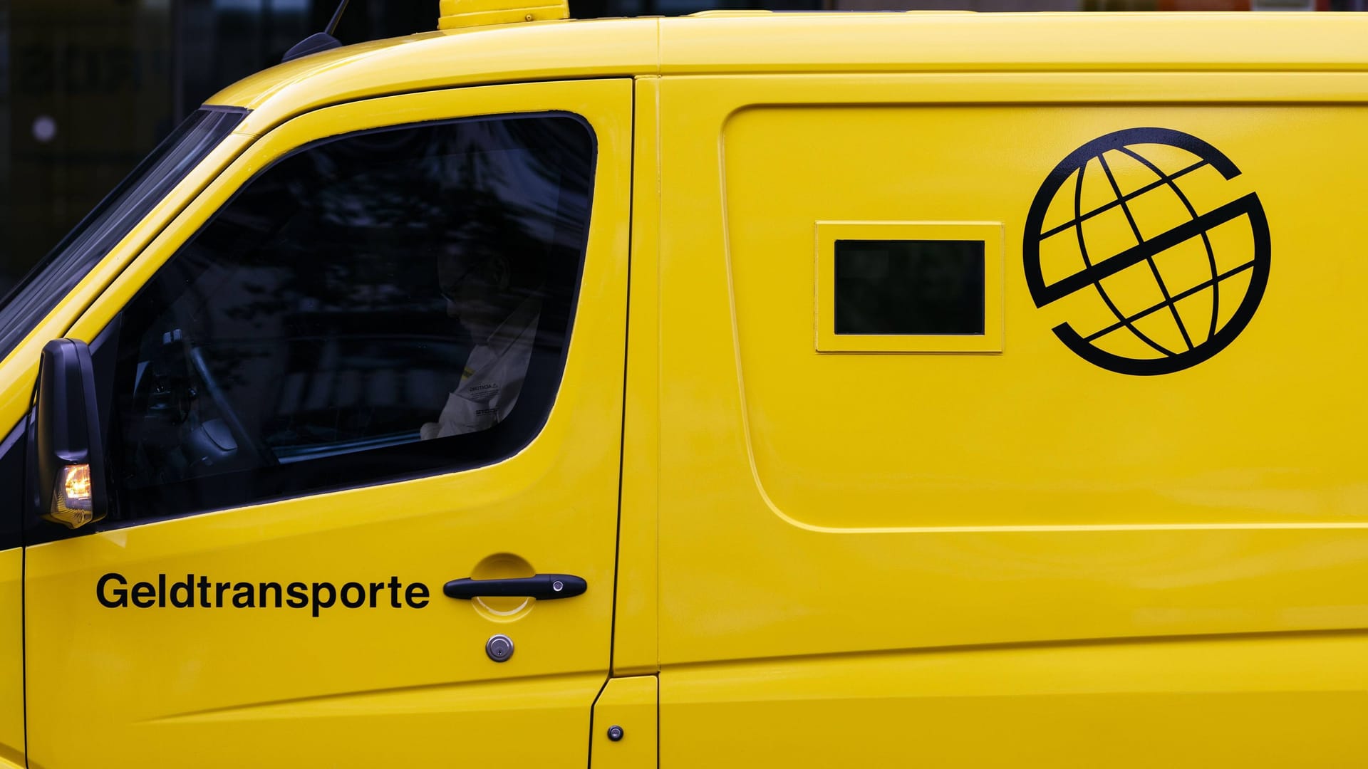 Transporter mit Geld vor einer Bank (Symbolbild): Vor einem Jahr wurde solch ein Transporter im Stadtteil Marienburg überfallen.