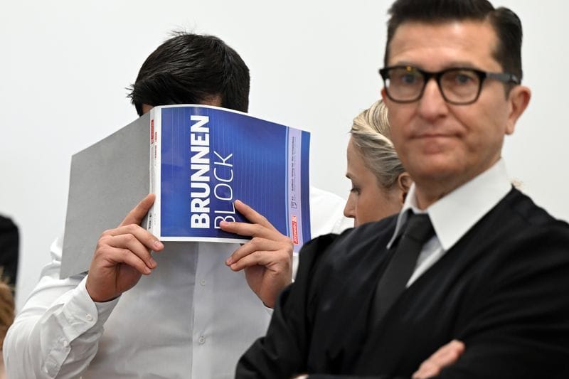 Der Angeklagte hält sich einen Block vor das Gesicht (Archiv): Vor dem Landgericht Köln wird im Prozess gegen ein mutmaßliches Mitglied der "Pink Panther" ein Urteil erwartet.
