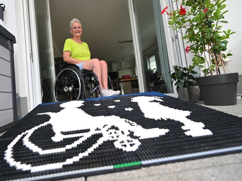Rita Ebel, bekannt als "Lego-Oma" sitzt in ihrer Wohnung in ihrem Rollstuhl: Die 66-Jährige baut ehrenamtlich Rampen für Rollstuhl- und Rollatornutzer aus handelsüblichen Legosteinen.