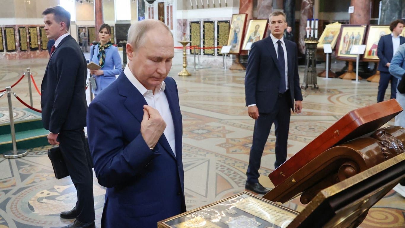 Putin besucht vor dem Treffen mit Afrikas Staatschefs publicityträchtig die Nikolaus-Kathedrale nahe Sankt Petersburg.