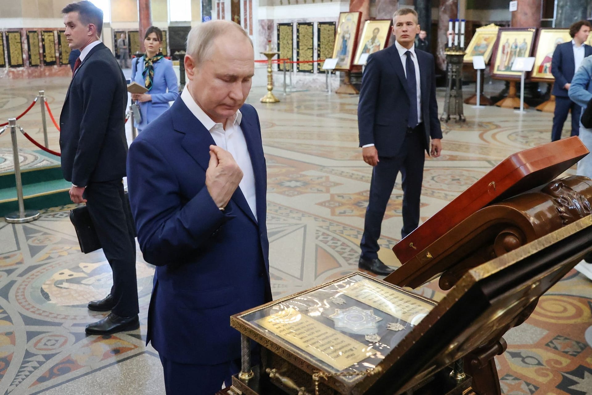 Putin besucht vor dem Treffen mit Afrikas Staatschefs publicityträchtig die Nikolaus-Kathedrale nahe Sankt Petersburg.