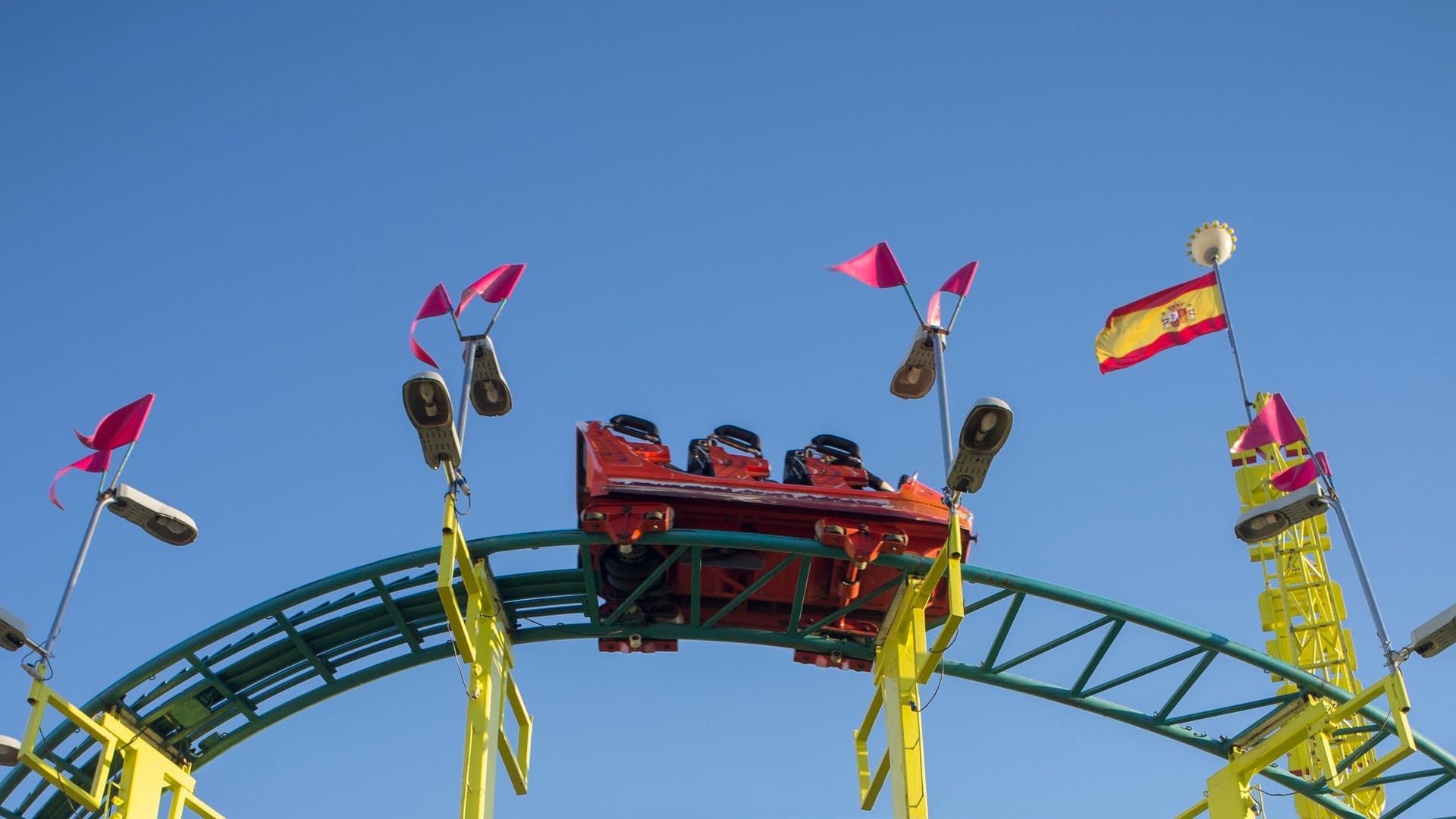 Eine Achterbahn (Symbolbild): In England ist eine Kabine steckengeblieben, acht Menschen saßen fest. Eine Achterbahn (Symbolbild): In England ist eine Kabine steckengeblieben, acht Menschen saßen fest.