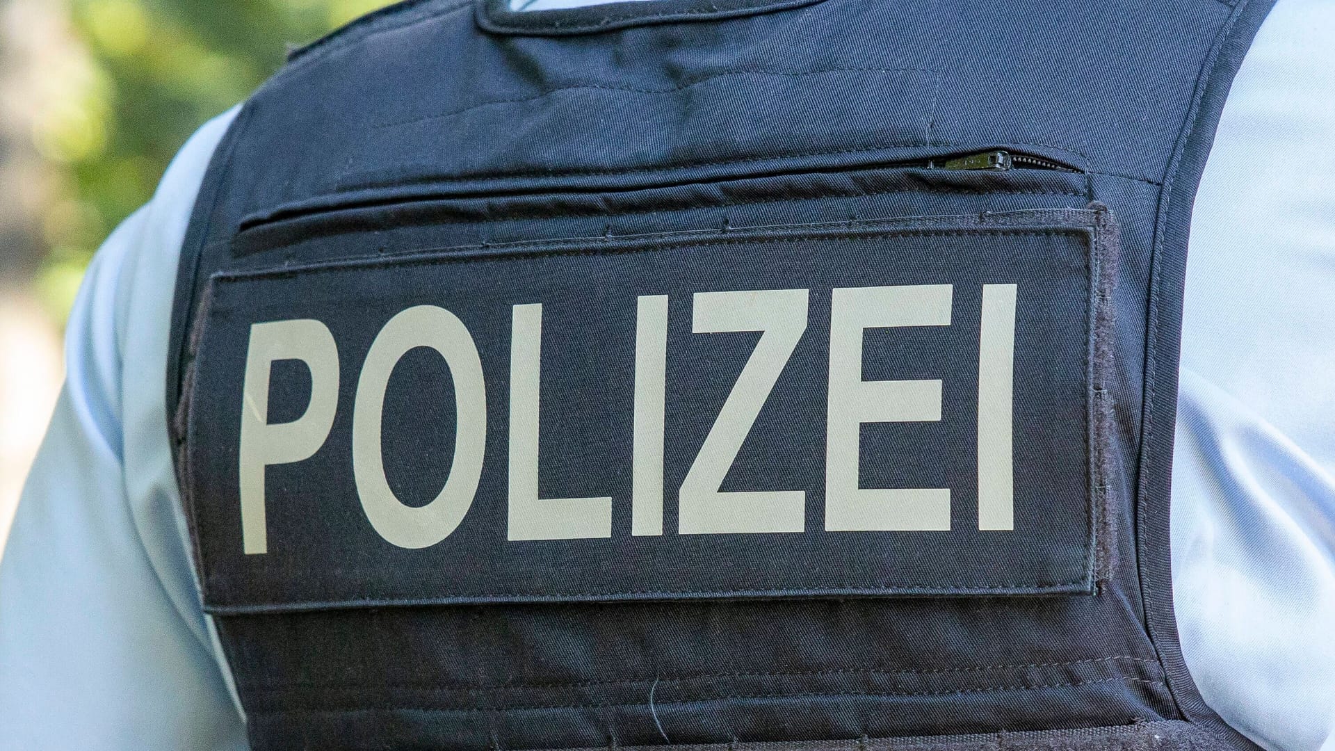 Polizebeamter (Symbolbild): Die Mädchen kannten sich offenbar aus der Schule.