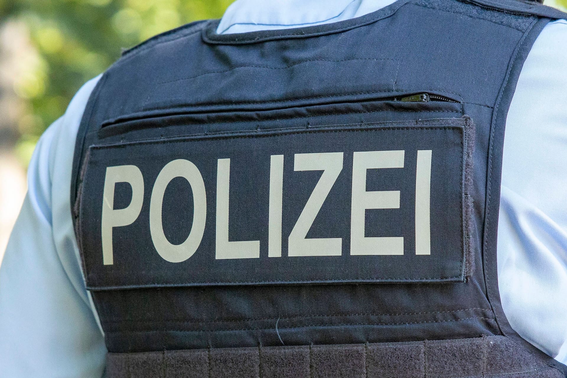 Polizebeamter (Symbolbild): Die Mädchen kannten sich offenbar aus der Schule.