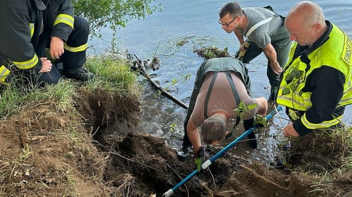 Aufwendige Rettung: Die Helfer der Feuerwehr Goch beim Einsatz vor Ort.