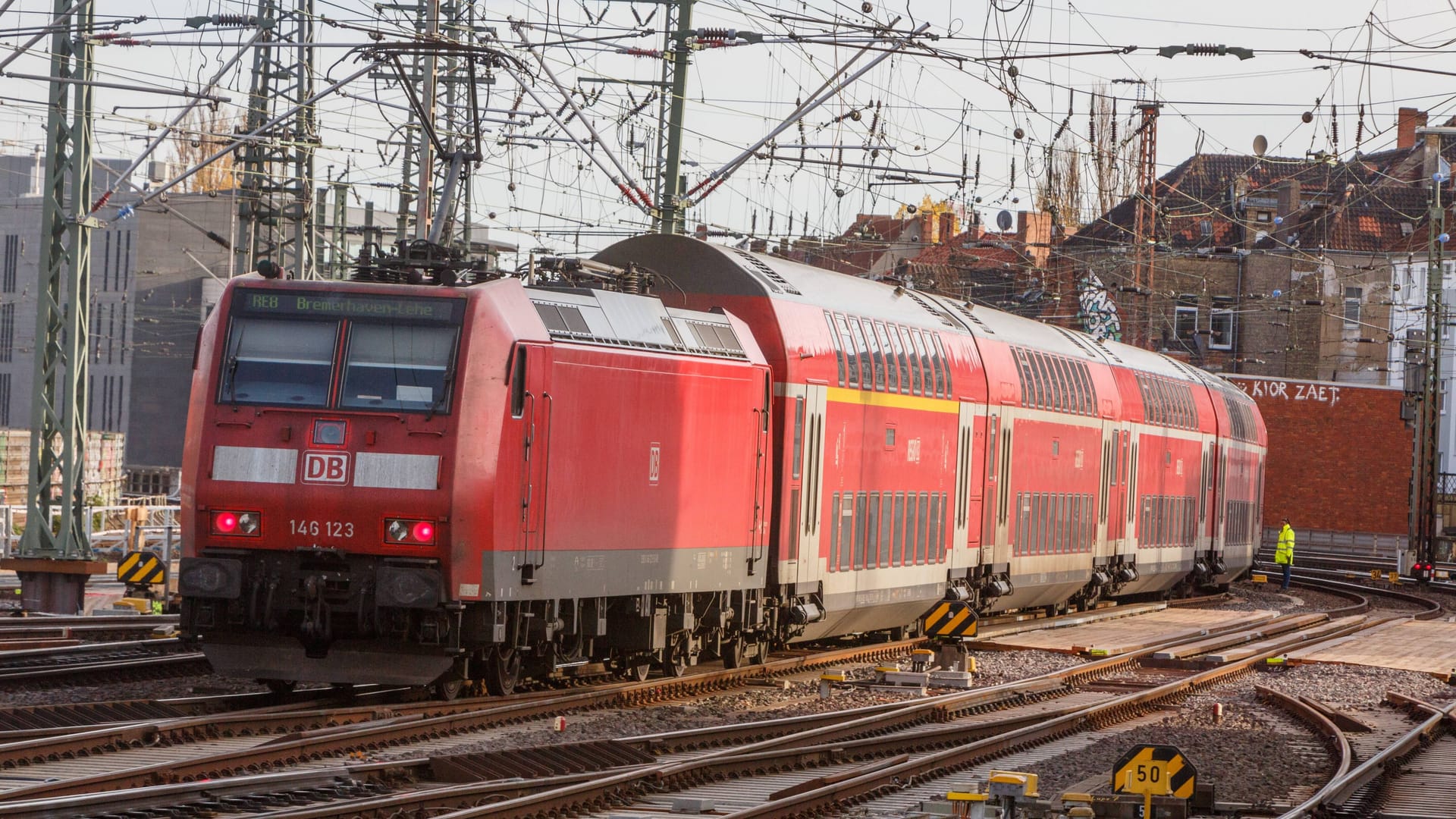 Regionalexpress in Niedersachsen (Symbolbild): Die Menschenmenge stieg anschließend in den Zug.