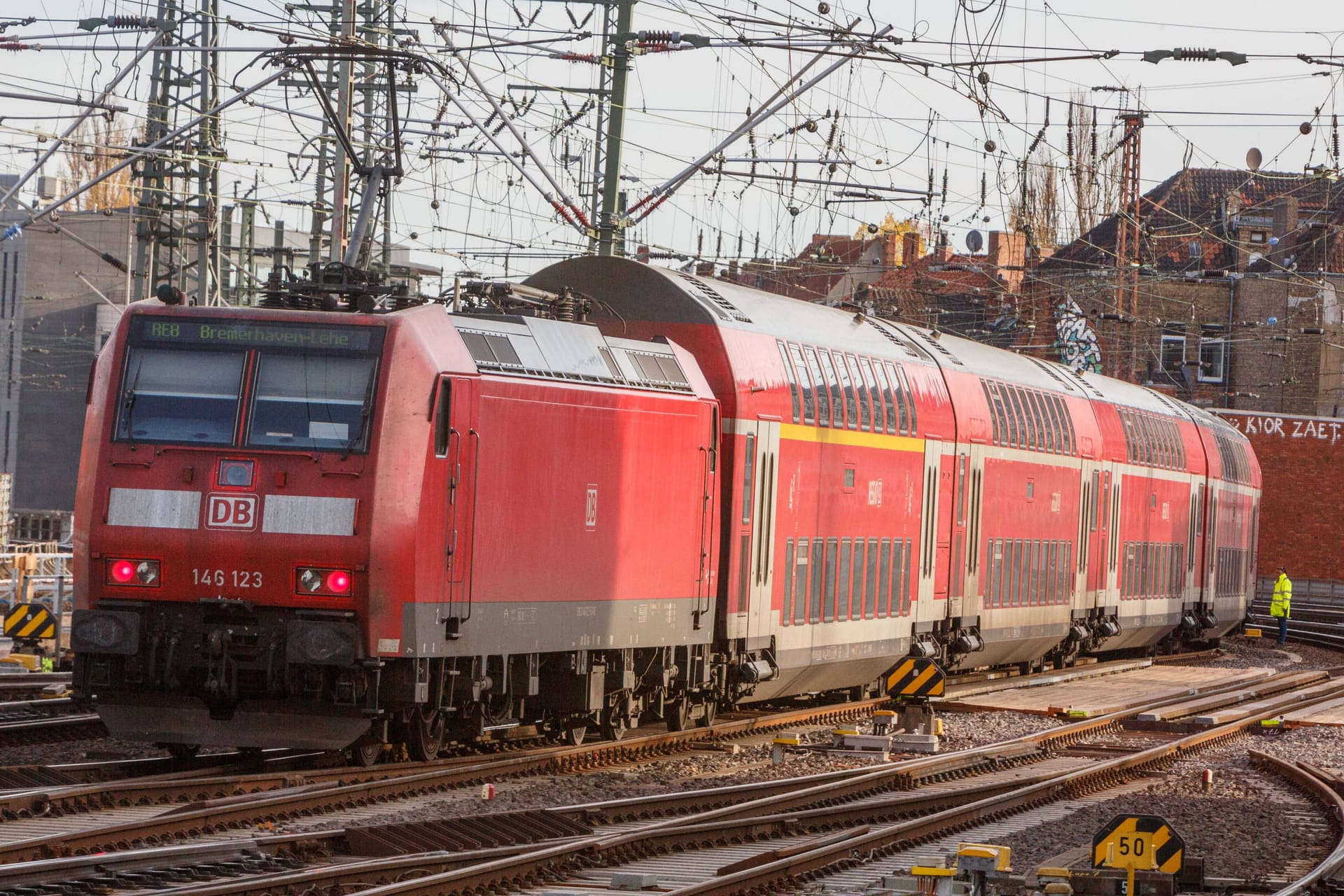 Regionalexpress in Niedersachsen (Symbolbild): Die Menschenmenge stieg anschließend in den Zug.