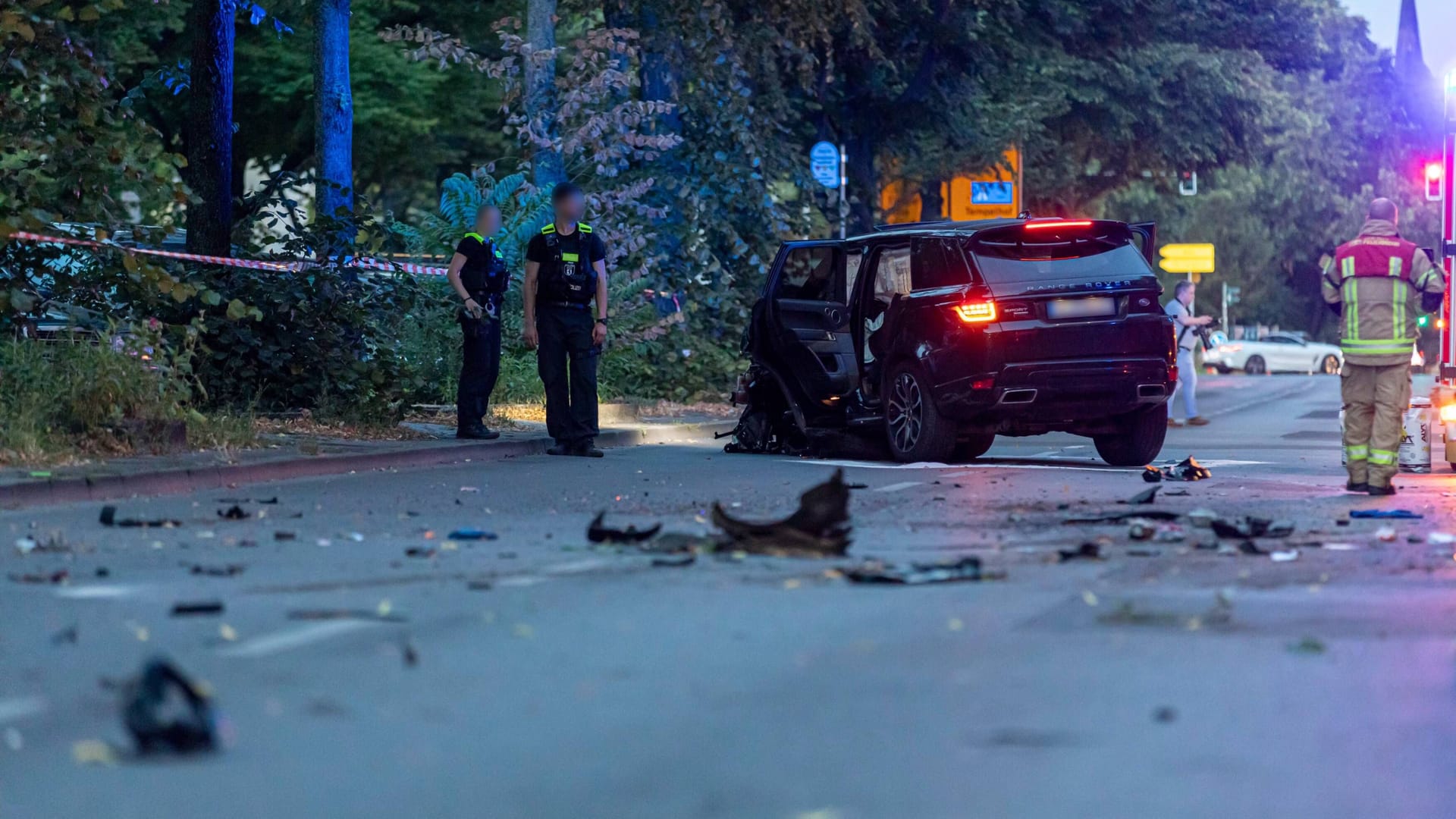 Rasercrash in Berlin: Die Tür des Fahrers blieb in einem Baum stecken.