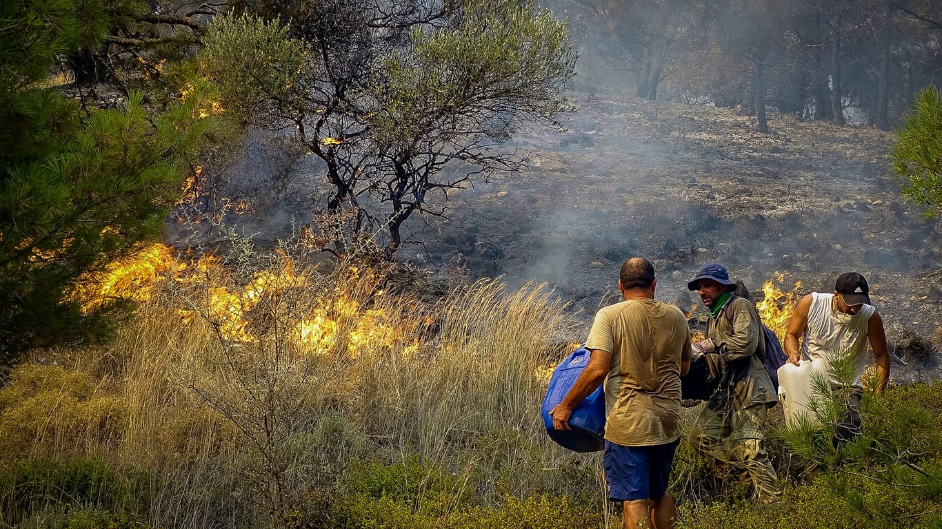 Feuer auf Rhodos: Zahlreiche Touristen werden evakuiert.