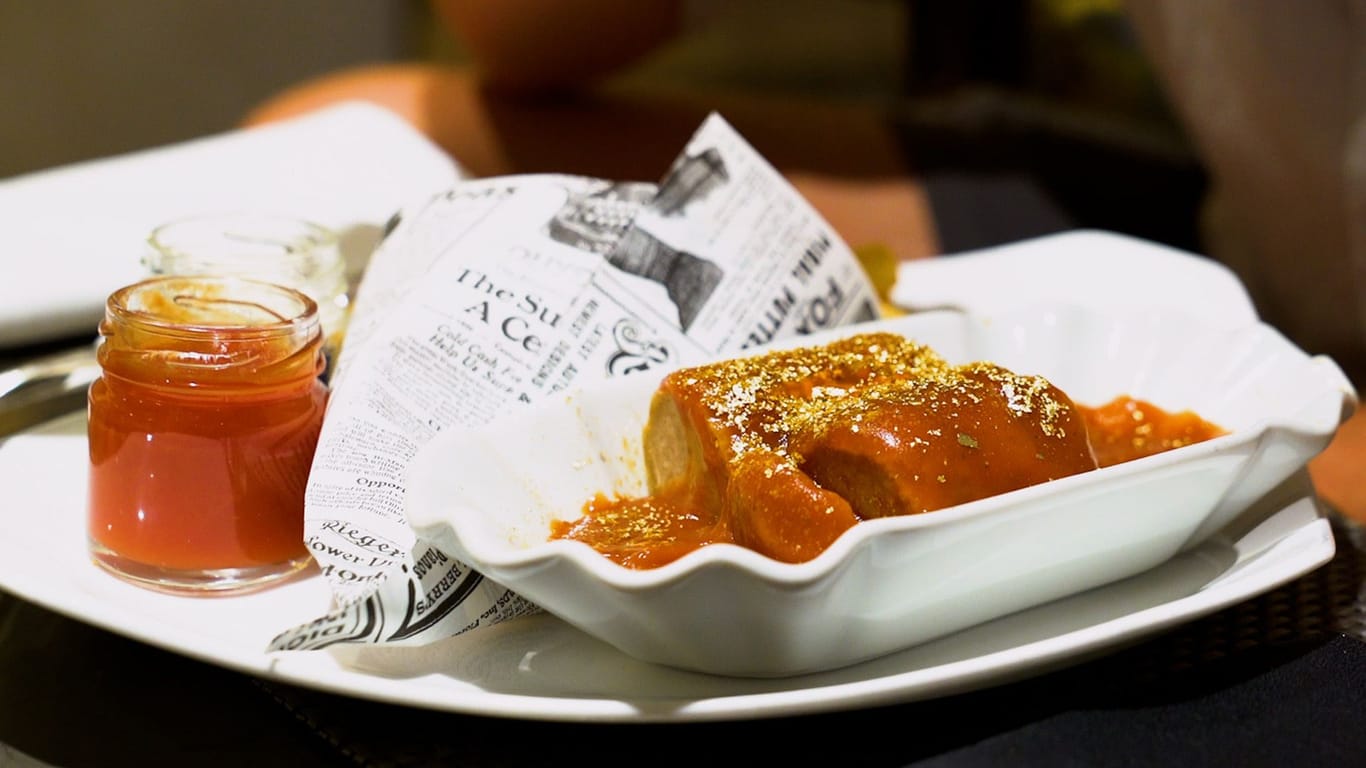 Die Adlon-Currywurst im Test: Hält sie, was sie verspricht?