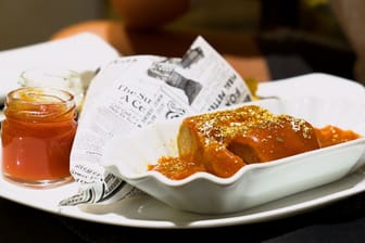 Die Adlon-Currywurst im Test: Hält sie, was sie verspricht?