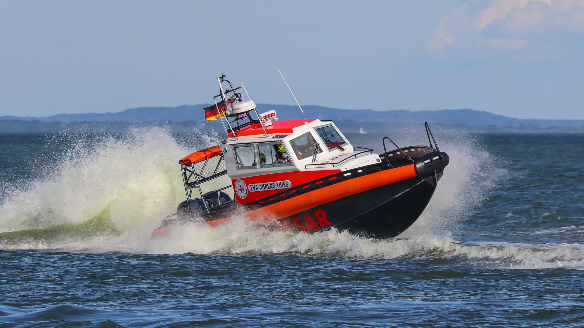 Das Seenotrettungsboot Eva-Ahrens Thies auf Kontrollfahrt: Dieses Schiff war bei der Rettung im Einsatz. Das Seenotrettungsboot Eva-Ahrens Thies auf Kontrollfahrt: Dieses Schiff war bei der Rettung im Einsatz.