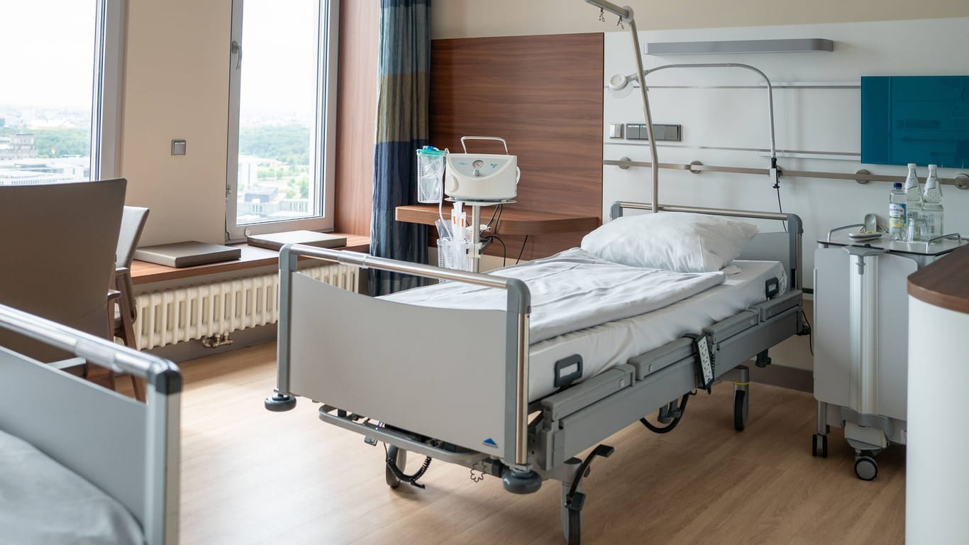 Ein leeres Krankenhausbett (Symbolbild): Kassenärzte kritisieren, dass es zu viele Kliniken gebe.