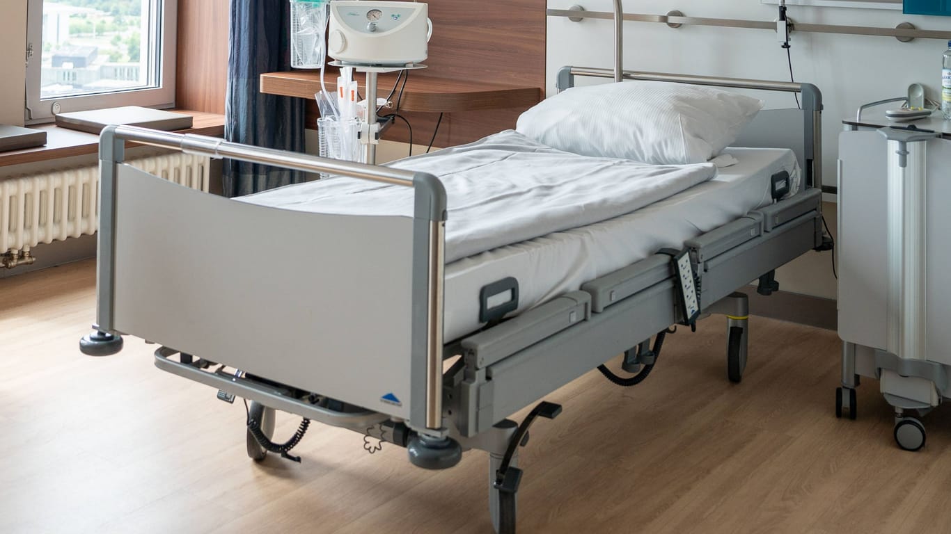 Ein leeres Krankenhausbett (Symbolbild): Kassenärzte kritisieren, dass es zu viele Kliniken gebe.