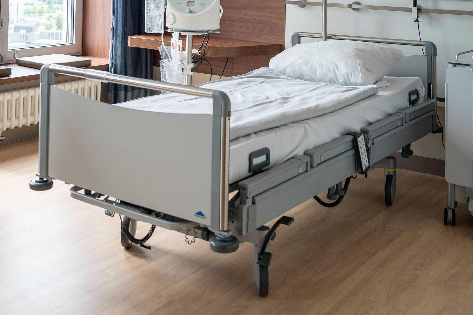 Ein leeres Krankenhausbett (Symbolbild): Kassenärzte kritisieren, dass es zu viele Kliniken gebe.