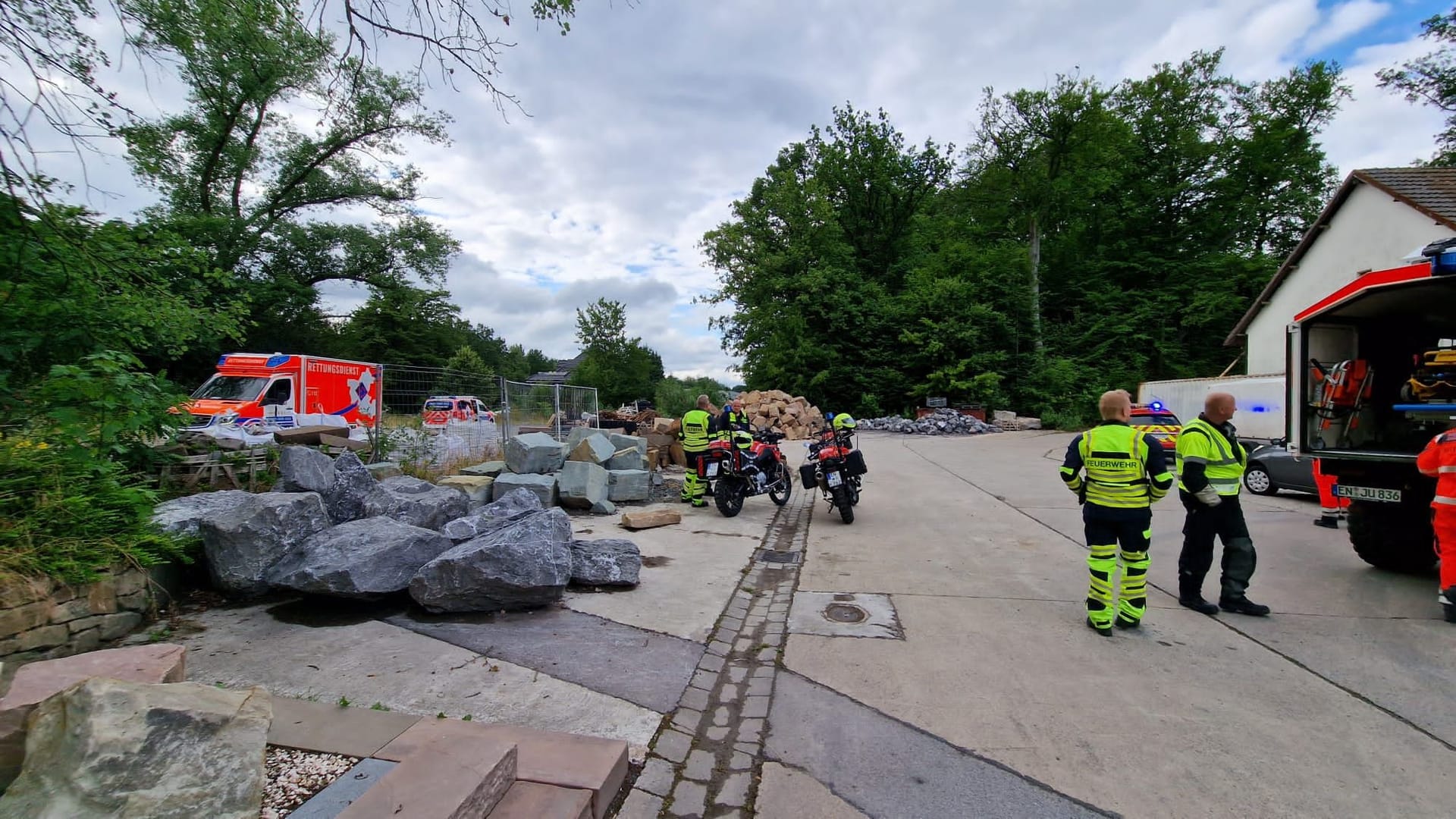 Einsatzkräfte auf dem Gelände des Ruhrsandsteinbruchs: Per Großeinsatz suchten die Retter nach den Vermissten.