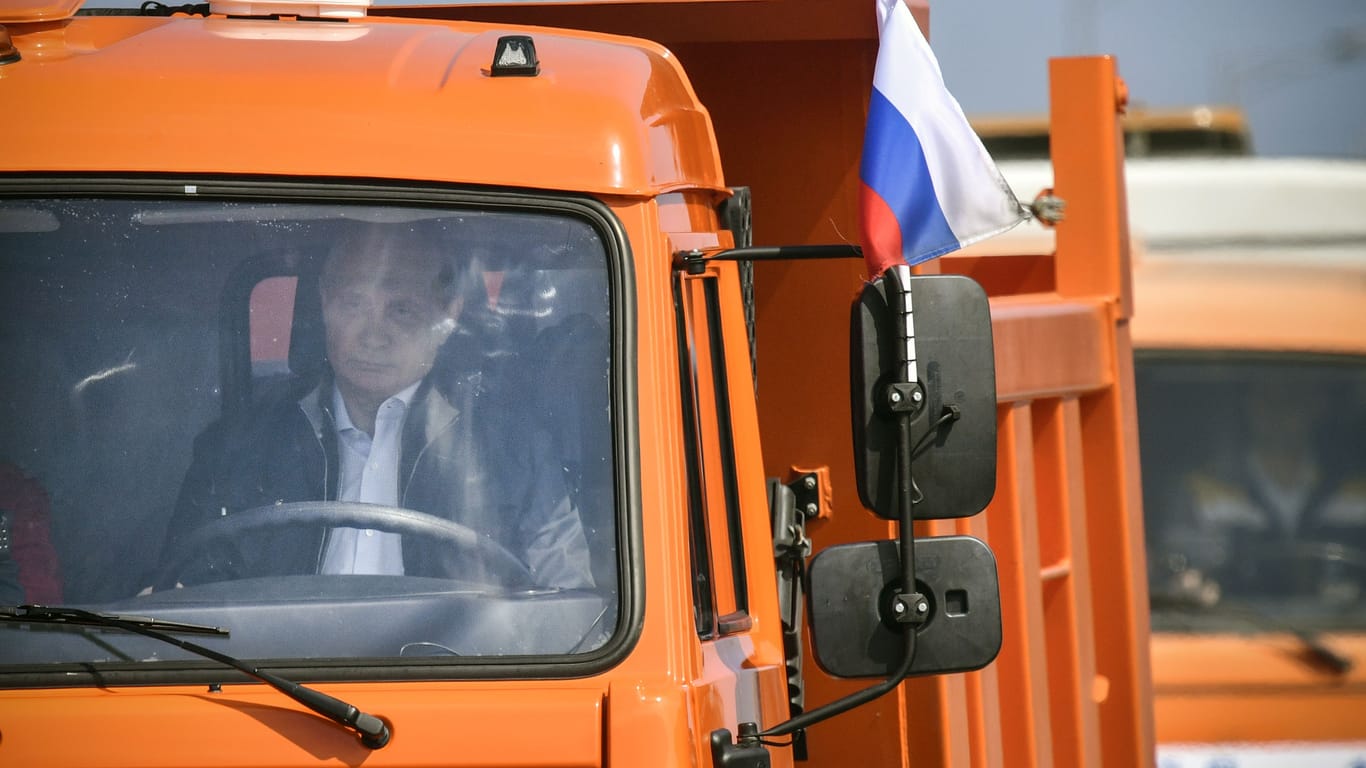 Wladimir Putin in einem Laster auf der Krimbrücke (Archivbild): Er weihte die Brücke selbst ein.