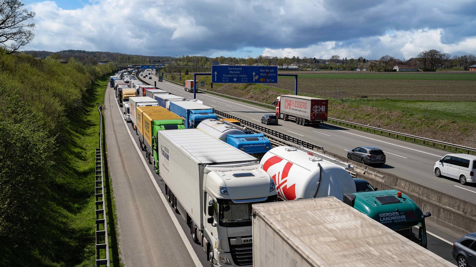 imago images 197206026Stau (Symbolbild): Sommerzeit ist Reisezeit. Dadurch kann es zu mehr Staus auf den Autobahnen kommen.