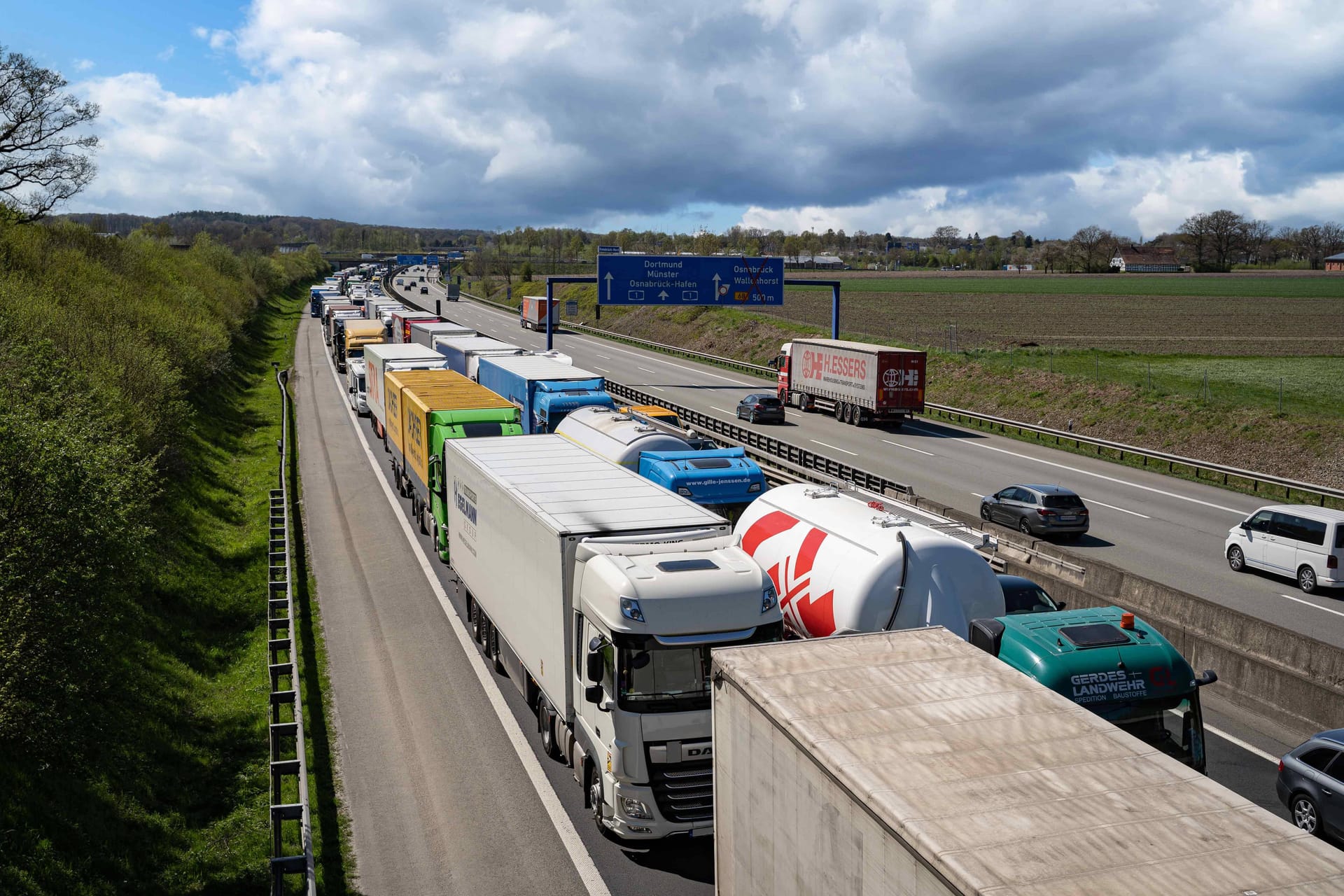 imago images 197206026Stau (Symbolbild): Sommerzeit ist Reisezeit. Dadurch kann es zu mehr Staus auf den Autobahnen kommen.