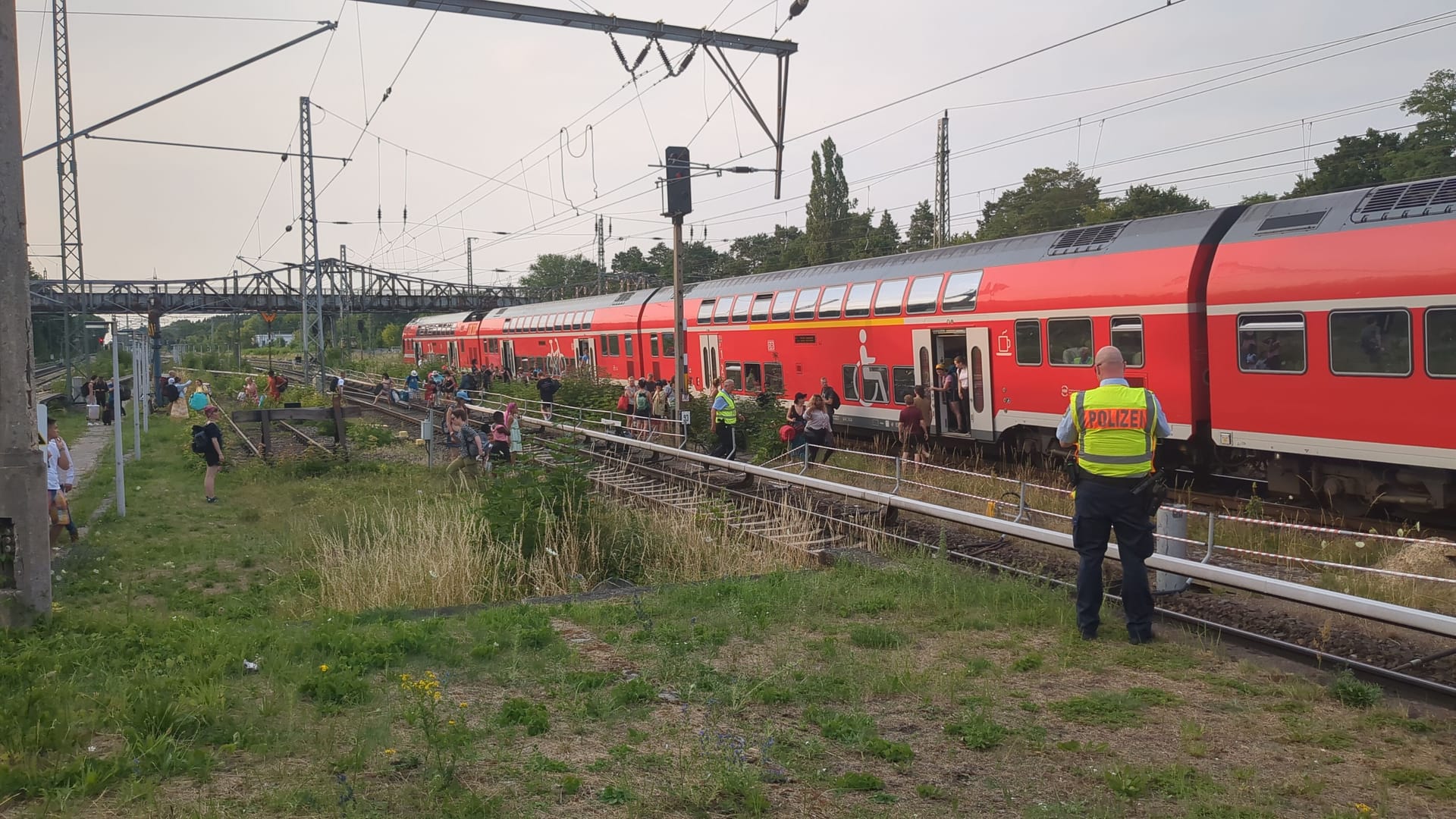 Fahrgäste werden zum nahegelegenen S-Bahnhof geleitet: