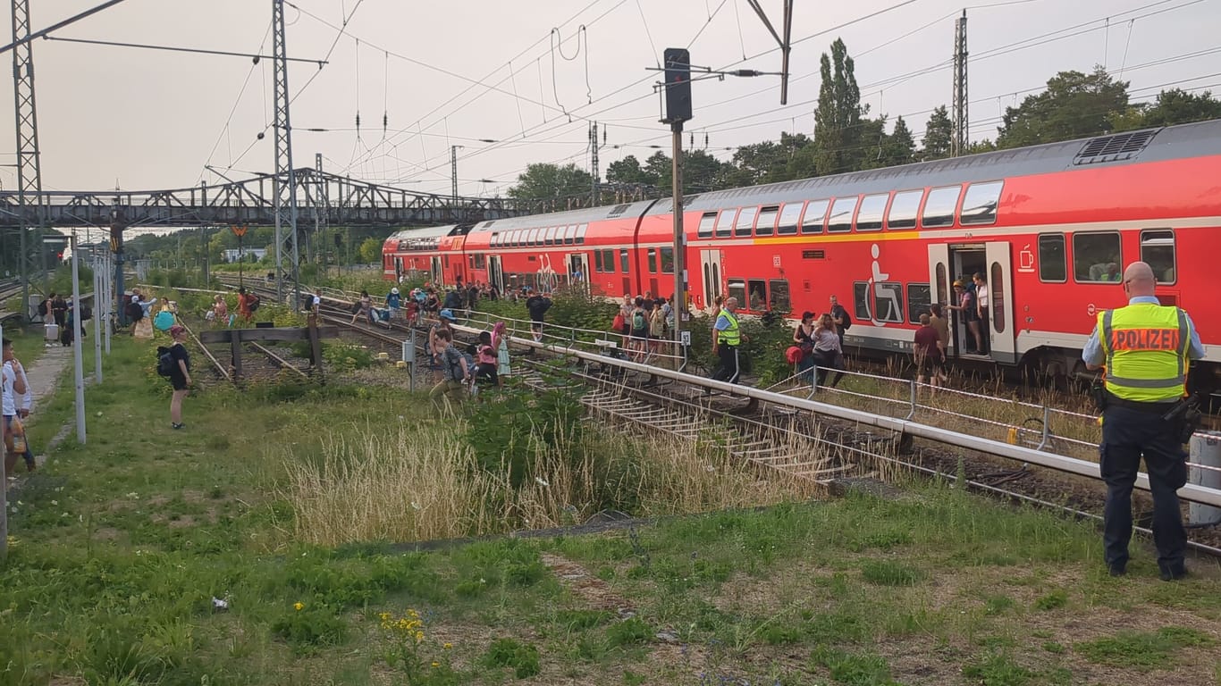 Fahrgäste werden zum nahegelegenen S-Bahnhof geleitet: