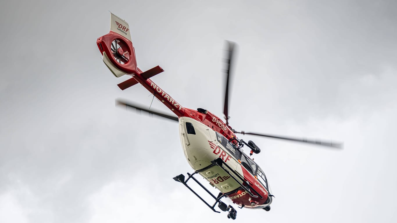 Rettungshubschrauber (Symbolbild): In Höxter wurden zwei Männer mit einem Hubschrauber ins Krankenhaus gebracht - einer ist nun gestorben.