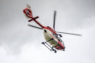 Rettungshubschrauber (Symbolbild): In Höxter wurden zwei Männer mit einem Hubschrauber ins Krankenhaus gebracht - einer ist nun gestorben.
