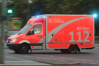 Rettungswagen in Berlin (Symbolbild): Eine 80-Jährige wurde wegen Kreislaufproblemen behandelt.
