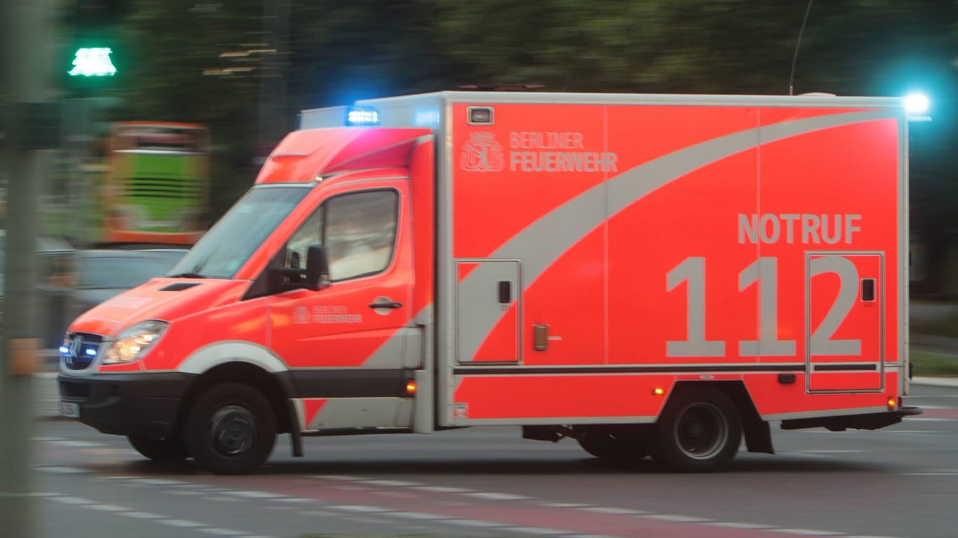Rettungswagen in Berlin (Symbolbild): Eine 80-Jährige wurde wegen Kreislaufproblemen behandelt.