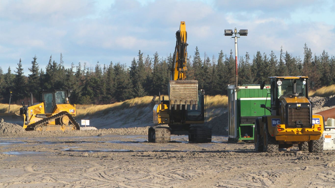 Strandsanierung in Ahrenshoop (Archivbild): Immer wieder müssen an den Küsten Unmengen an Sand bewegt werden, um die Strände zu erhalten.