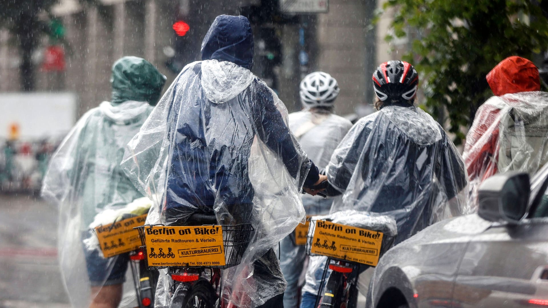 Touristen einer Berliner Fahrradtour: Die neue Woche wird wechselhaft.