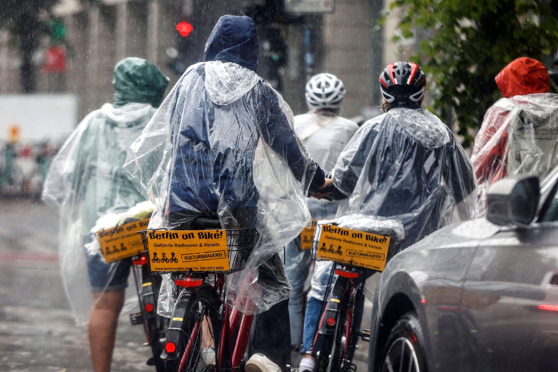 Touristen einer Berliner Fahrradtour: Die neue Woche wird wechselhaft.